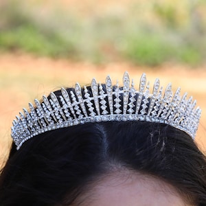 Regal Bridal Tiara Queen Elizabeth Wedding Tiara Crystal Princess Bridal Tiara Vintage Crown Headpiece Retro Tiara Vintage Headband Jewelry