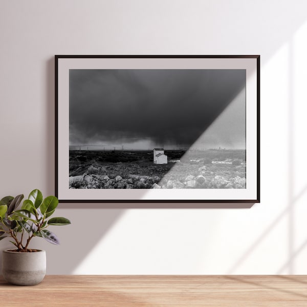 Der Sturm ist im Anmarsch. Schwarz-Weiß-Fotografie einer Landschaft. Schwarz-Weiß-Landschaft. Druckbare Kunst. Digitaler Download.