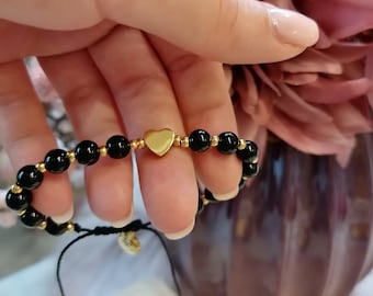 Herz Edelstein Makramee Armband mit schwarzen Onyx Perlen und goldenen Edelstahl Elementen