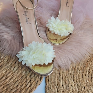 Creamy Pom Pom Shoe Clips, Flower Shoe Clips, chiffon flowers, pom poms, peony, Tulle flowers, wedding shoe, bride shoe clips