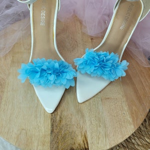 Pastellblaue Pom Pom Schuhclips, Blumen Schuhclips, Chiffonblüten, Pom Poms, Blaue Pfingstrose, Tüllblumen, Hochzeitsschuh, Brautschuhclips