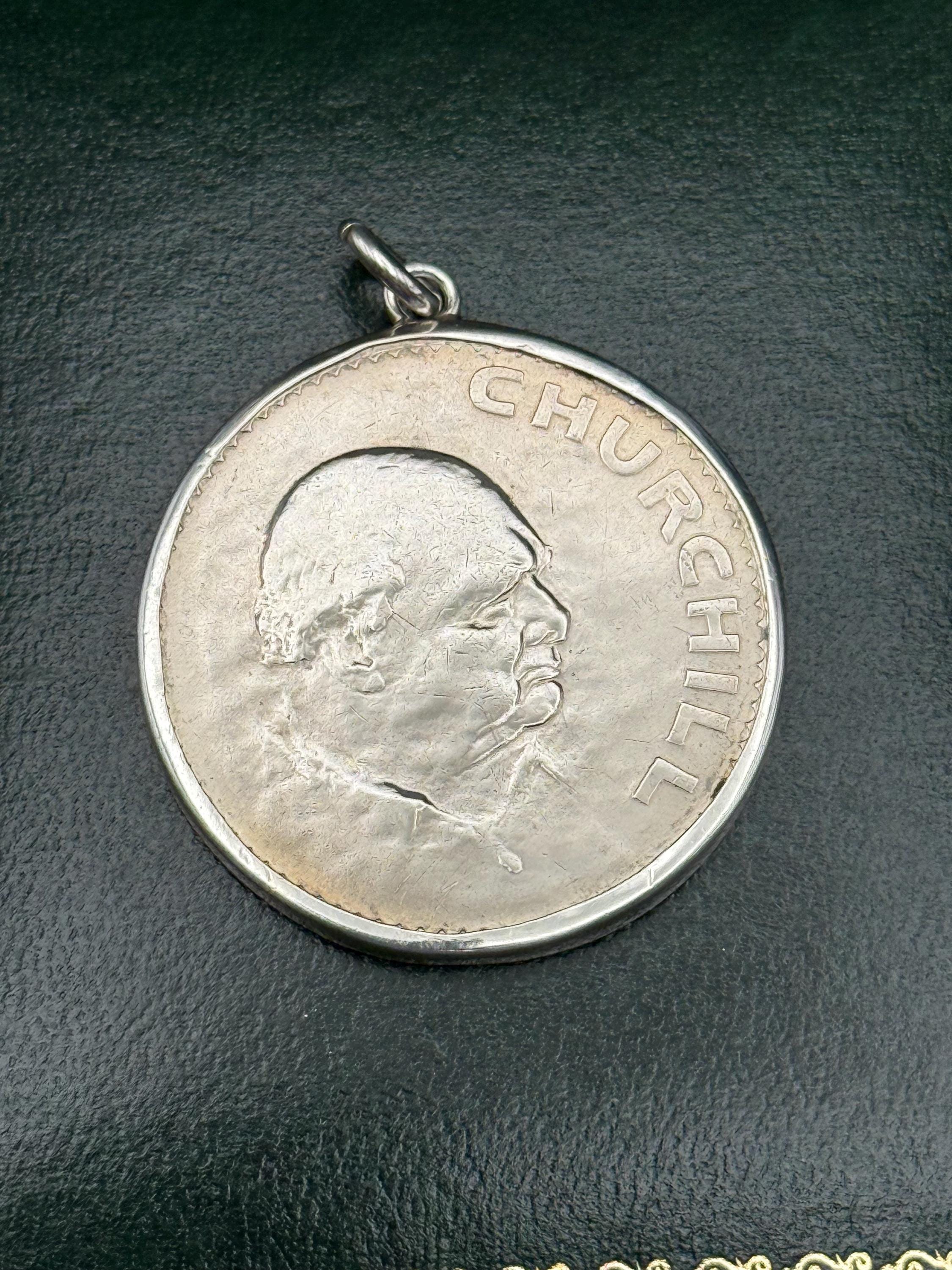 ウィンストン・チャーチル1874-1965記念 銀メダル小　ケース付き 1965年 イギリス ウィンストン・チャーチル エリザベス女王 クラウン