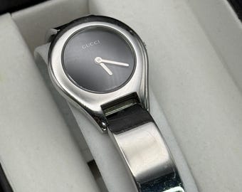 ヴィンテージ グッチ バングルウォッチ、シルバートーン、スイス製