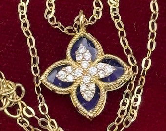 Colar com pingente ornamentado em ouro maciço 18k, zircônia cúbica e cristal azul.