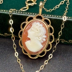 9ct Gold Vintage Cameo Pendant: Hand-Carved Mother of Pearl