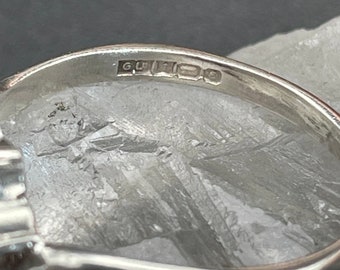 Anello vintage in argento sterling con motivo floreale e zaffiro sintetico viola - Italia