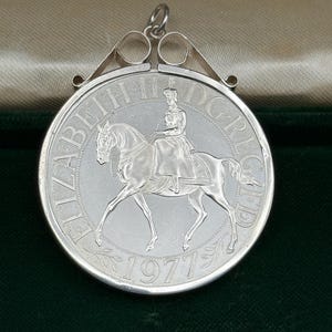 Moneta commemorativa della Corona della Regina Elisabetta II per il Giubileo del 1977