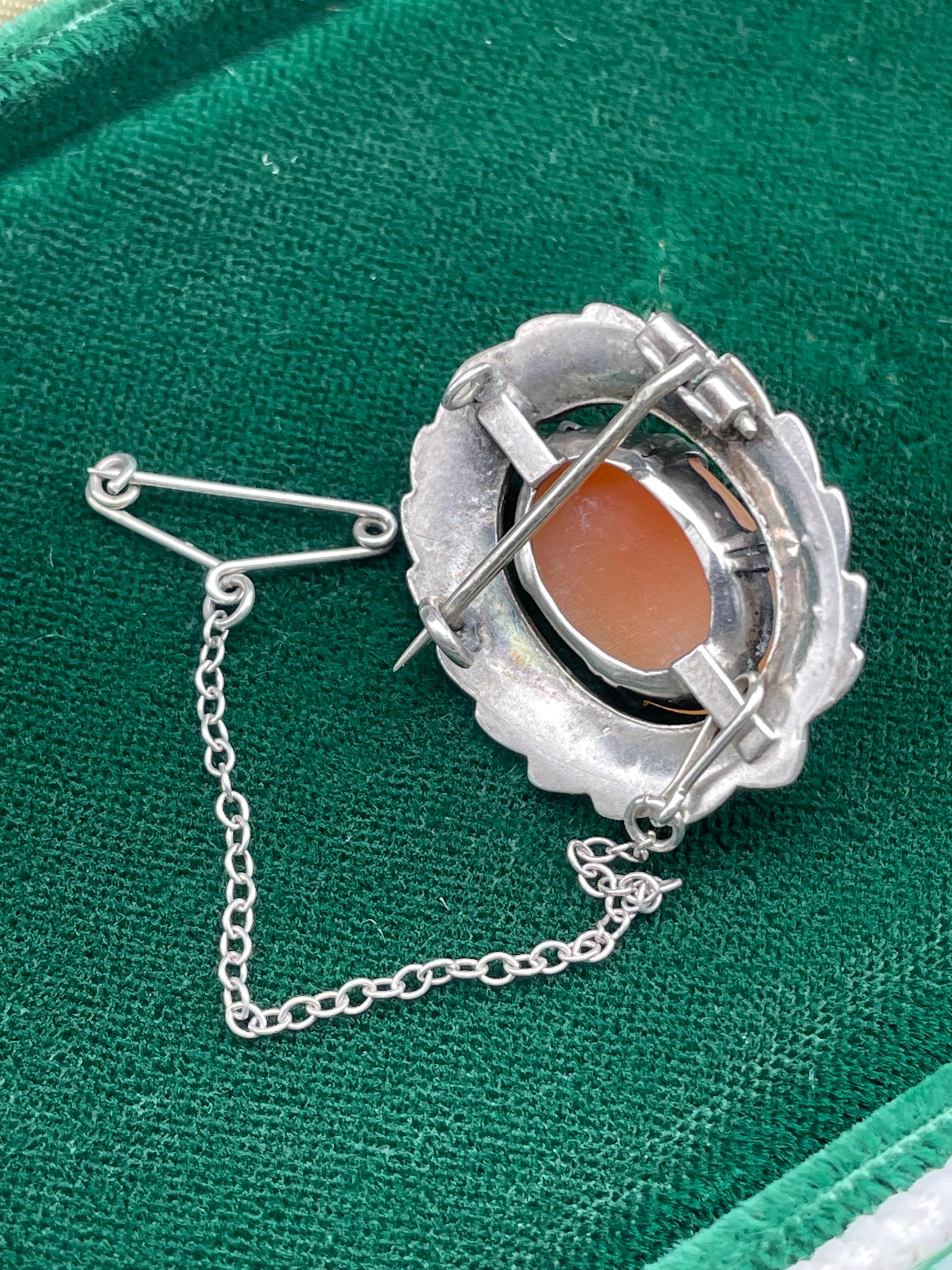 Broche Pendentif Camée En Nacre Avec Argent Et Marcassites - Occasion, Couleur Argenté