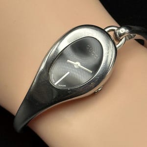 Orologio da polso Gucci autentico d'epoca, realizzato in Svizzera, color argento, in acciaio inossidabile, in perfette condizioni, garanzia, certificato di garanzia, link aggiuntivi