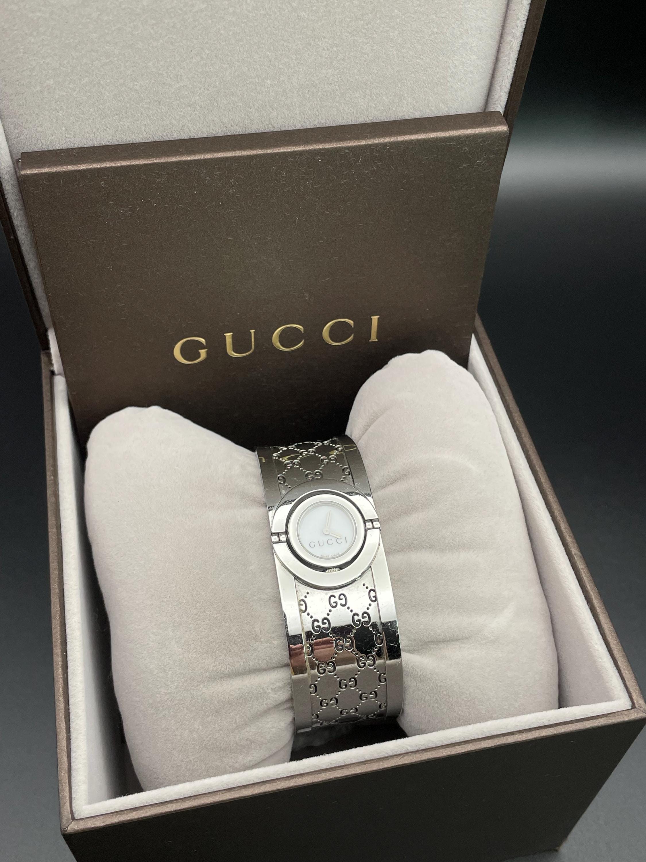 Reloj Gucci Twirl dorado vintage con esfera giratoria para mujer, brazalete  en tono plateado, perfecto estado, garantía, caja de Woking, cóctel