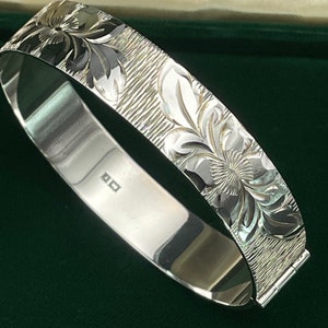 Bracelet jonc en argent massif vintage moderne gravé avec charnière lourde en excellent état pour femme femme cadeau cocktail tous les jours