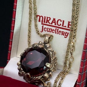 Collier Vintage Miracle à Motif Celte - Étain Façon Laiton Vieilli, Cabochons Roses - Longueur 46-50 Cm