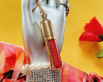 Rojo Teñido Semi Puro Brillo de Labios Orgánico Glitter, Brillo de Labios Perfumado Perfumado Casero. Maquillaje de labios. Pluma de labios. Collar de oro. Joyería.