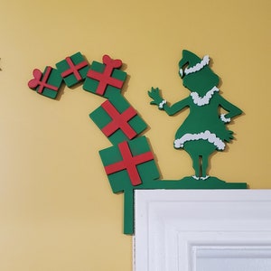 Grinch weihnachts dekoration für Türrahmen. Grinch Geschenkestapel schiebend. Neuheit Feiertags Dekor