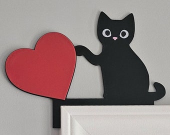 Dekoracja na framugę drzwi Cat and Heart. Urocza dekoracja walentynkowa. Kot pchający rzeczy