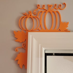 Decoración de marco de puerta con calabazas de otoño