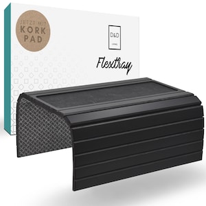 Könnte beinhalten: Schwarzer Flexitray mit Korkunterlage, hergestellt von D&D Living. Das Tablett besteht aus flexiblem Material und hat einen erhöhten Rand, um zu verhindern, dass Gegenstände herunterfallen. Das Tablett ist perfekt für die Verwendung auf einem Sofa oder Bett.