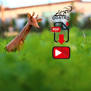 Könnte beinhalten: Eine braune Holz-Giraffe-Figur, die auf einer grünen Wiese steht. Im Hintergrund befindet sich ein rot-weißes Logo mit dem Text "GOATRO" und einem Download-Symbol. Unter dem Logo befindet sich ein rotes YouTube-Video-Symbol.