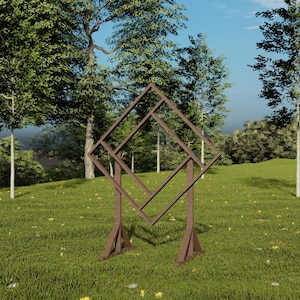 Puede incluir: Un marco de metal marrón con un diseño cuadrado, de pie en un campo de hierba. El marco está hecho de varios cuadrados, creando un patrón geométrico.