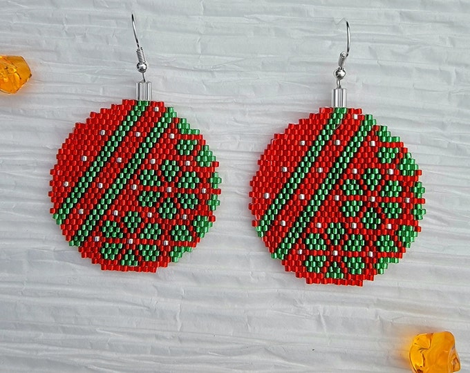 Sparkling, handmade beaded, Red and Green, round flowered holiday dangle earrings for pierced ears, perfect for all your Holiday outing's.