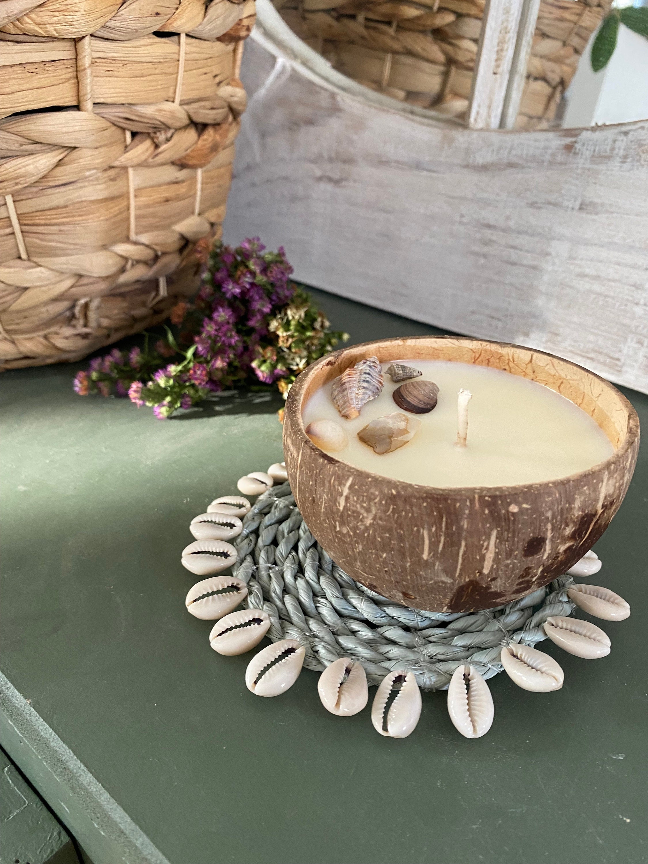 Bougie Pêche Monoï La Sérieuse - Bougie Dans Une Noix de Coco Candle in A Coconut