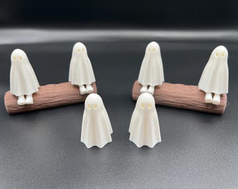 3D Printed Ghost Miniature with Swinging Feet - Halloween Decor