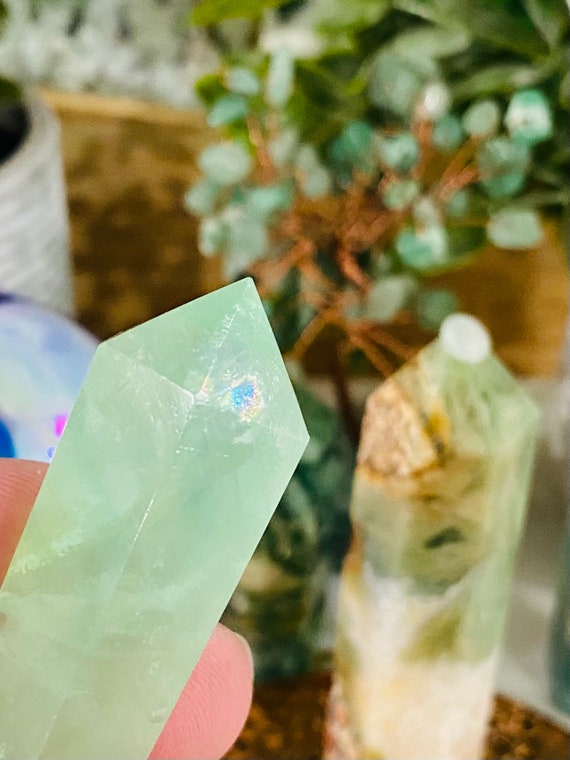 半透明グリーンフローライトDti、レインボーチップ付き（2.5～3インチ