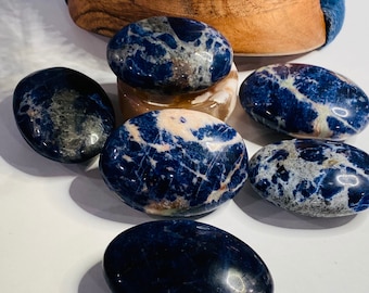 Sodalith Handschmeichler: Großer polierter 3-Zoll-Kristall