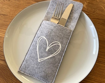 Bestecktasche - Besteckhülle in hellgrau/weiß/dunkelgrau für den schön gedeckten Tisch mit Herz