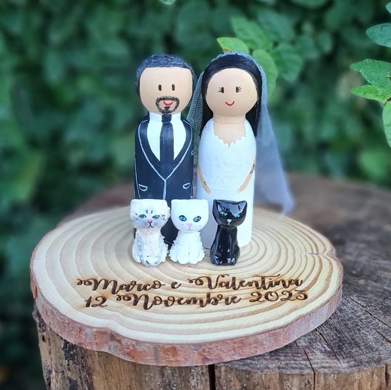 Regalos boda, sois los siguientes, topper pastel de boda familiar, muñecos de madera imagen 1
