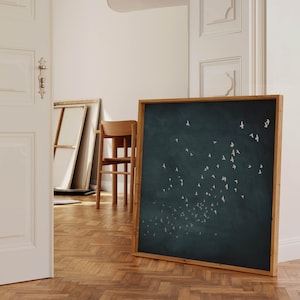 Donkerblauwe vliegende vogels kunst aan de muur, vierkante print, abstract schilderij, grote woonkamer decor, minimalistische Japandi kunst aan de muur, nachtelijke hemel Art Print