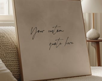 Può includere: Una stampa su tela beige con una cornice in legno. La stampa presenta il testo "Your custom quote here" in scrittura corsiva nera.