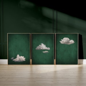 Könnte beinhalten: Drei gerahmte Drucke mit dunkelgrünem Hintergrund und weißen Wolken. Die Wolken haben unterschiedliche Formen und Größen.