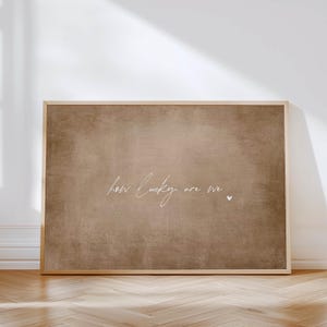 Peut inclure: Impression encadrée avec un fond marron et l'inscription "how lucky are we" en écriture blanche. Un petit cœur blanc se trouve à droite du texte. Le cadre est de couleur marron clair.