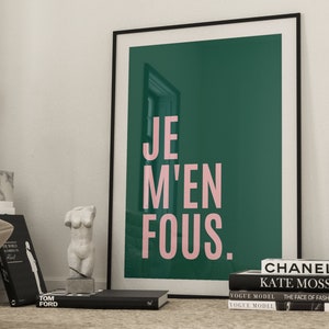 Puede incluir: Una impresión enmarcada con fondo verde y texto rosa que dice "JE M'EN FOUS."
