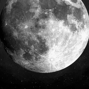 Op de afbeelding: Een close-up zwart-wit beeld van het oppervlak van de maan, met kraters en andere oppervlaktekenmerken. De maan is op de voorgrond, met een donkere achtergrond van ruimte en sterren.