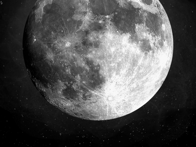 Op de afbeelding: Een close-up zwart-wit beeld van het oppervlak van de maan, met kraters en andere oppervlaktekenmerken. De maan is op de voorgrond, met een donkere achtergrond van ruimte en sterren.