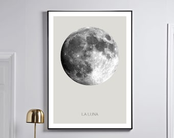 Op de afbeelding: Een zwart-witte print van de maan met de tekst "LA LUNA" onderaan de afbeelding.