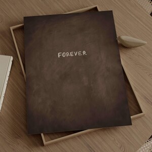 Puede incluir: Impresi&oacute;n enmarcada con un fondo marr&oacute;n oscuro y la palabra "FOREVER" en escritura blanca. La impresi&oacute;n est&aacute; dentro de un marco de madera marr&oacute;n claro, creando una est&eacute;tica minimalista. El dise&ntilde;o es simple y elegante.