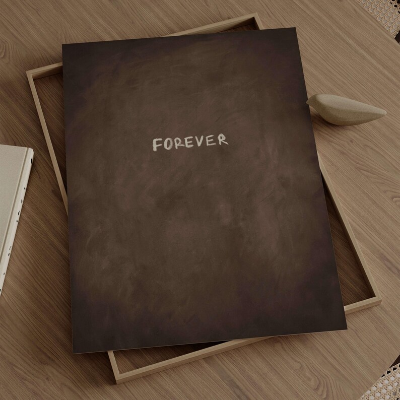 Puede incluir: Impresi&oacute;n enmarcada con un fondo marr&oacute;n oscuro y la palabra "FOREVER" en escritura blanca. La impresi&oacute;n est&aacute; dentro de un marco de madera marr&oacute;n claro, creando una est&eacute;tica minimalista. El dise&ntilde;o es simple y elegante.