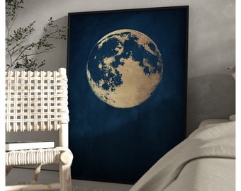 Könnte beinhalten: Ein goldener Mond auf dunkelblauem Hintergrund. Der Mond hat eine strukturierte Oberfläche und ist der Mittelpunkt des Bildes.