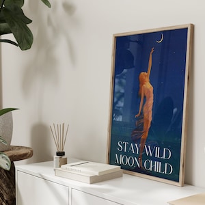 Lámina infantil "Mantente salvaje con la luna" · Alcanzando la luna · Arte mural femenino · Decoración espiritual bohemia, láminas artísticas vintage, arte lunar, decoración celestial