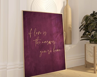 Könnte beinhalten: Ein burgunderfarbener Leinwanddruck mit goldener Schrift, auf dem steht "Wenn Liebe die Antwort ist, bist du zu Hause."
