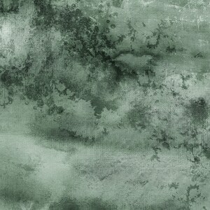 K&ouml;nnte beinhalten: Abstrakte Aquarellmalerei mit strukturiertem Leinwandeffekt. Das Kunstwerk zeigt eine Mischung aus ged&auml;mpften Gr&uuml;n- und Dunkelgraut&ouml;nen, die einen wolkigen oder atmosph&auml;rischen Eindruck erzeugen. Das Design hat einen verwitterten, gealterten Look.