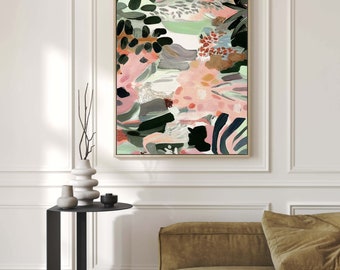 Könnte beinhalten: Abstrakter Kunstdruck mit goldenem Rahmen. Das Kunstwerk zeigt eine Mischung aus rosa, grünen, schwarzen und grauen Pinselstrichen. Das Gemälde hat eine moderne, organische Anmutung mit einer Vielzahl von Formen und Texturen. Das Kunstwerk wird an einer weißen Wand ausgestellt.