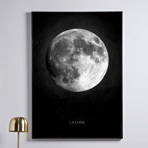 Op de afbeelding: Een zwart-witte print van een volle maan met de tekst "LA LUNA" onderaan.