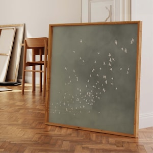 Salbeigrüne Vögel Wandbild, quadratischer Druck, Gerahmter Vogelschwarm, Japandi Dekor, Wabi Sabi Kunst, Großes Wohnzimmer Dekor, Zen Himmel Kunst