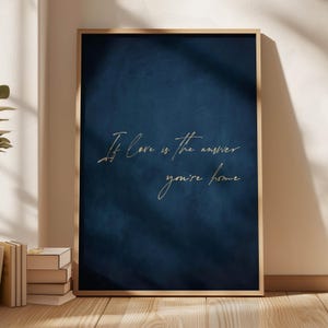 Arte de pared azul oscuro "Si el amor es la respuesta, estás en casa", decoración melancólica, regalo para parejas, decoración de sala de estar, arte sentimental, decoración de pared con frase de amor