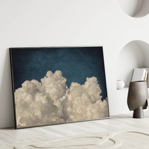 Stampa artistica da parete con nuvola blu orizzontale, astratta, minimalista, scura, sopra l'arredamento del letto, decorazione della parete sopra il letto, soggiorno camera da letto, panoramica