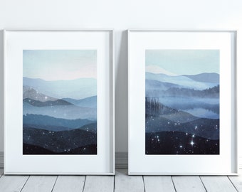 Könnte beinhalten: Zwei gerahmte Drucke von abstrakten Landschaftsmotiven in Blau- und Weißtönen. Die Bilder zeigen eine geschichtete Bergkette mit einem Sternenhimmel-Effekt.
